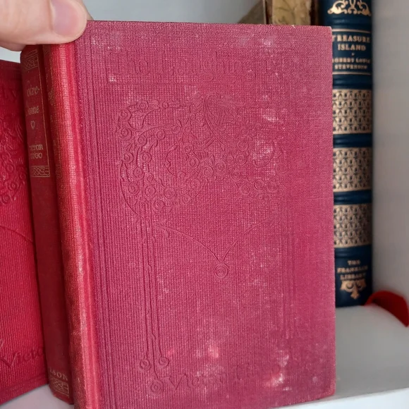 Victor Hugo Vintage Red Book Collection 6 books, Classic Reading And Home Decor - Picture 7 of 8